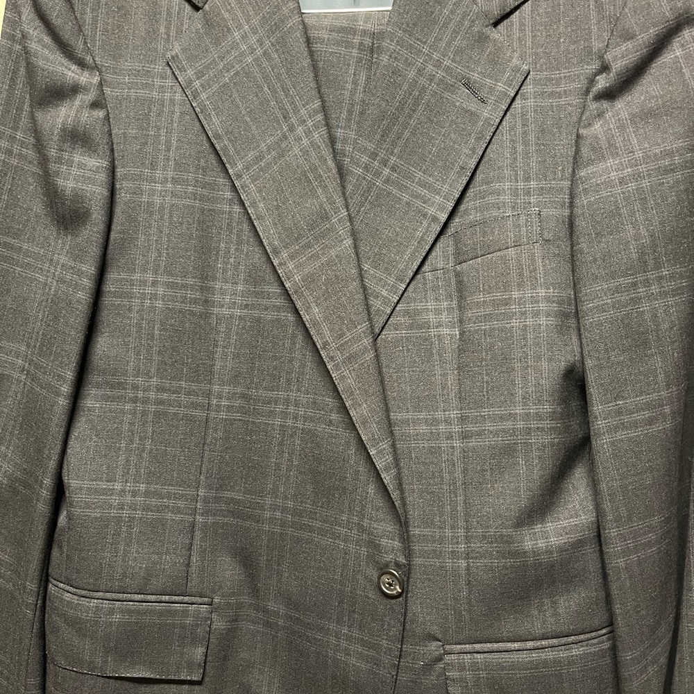 Gorgeous Polo Ralph Lauren all- season 2-button designer suit, size 42R